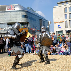 Mittelalterlicher Kampf von Personen in Ritterrüstungen