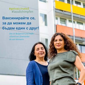 Zwei Frauen stehen vor einem Gebäude
