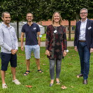 Vier Mitglieder der Themenwerkstatt Mobilität stehen auf einer Grasfläche im Botanischen Garten der Stadt Kassel.