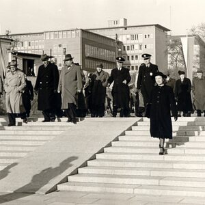 10.11.1953: Die ersten Personen beim Gang über die neu eröffnete Treppenstraße.