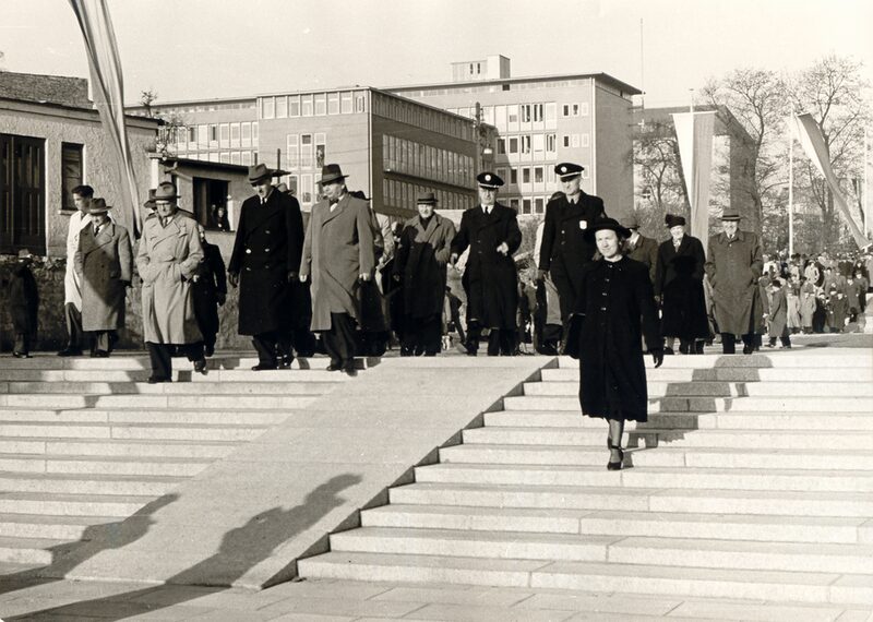 10.11.1953: Die ersten Personen beim Gang über die neu eröffnete Treppenstraße.
