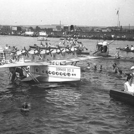 Zissel Anfang der 1930er Jahre mit Motivbooten auf der Fulda
