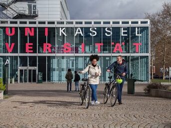 Zwei Radfahrer vor der Universität Kassel