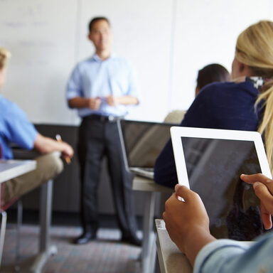Schüler benutzen Tablets im Unterricht