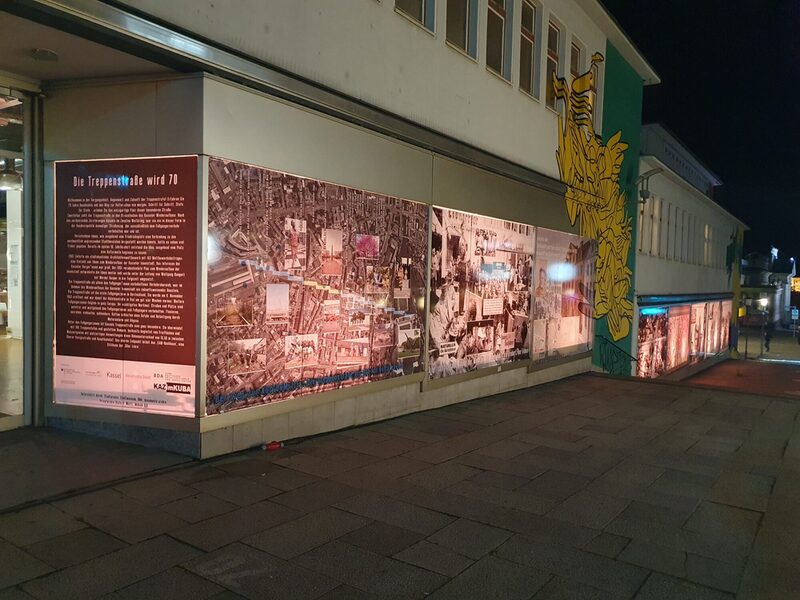 Foto von der Ausstellung über die Geschichte der Treppenstraße in den Fenstern des ruruHauses