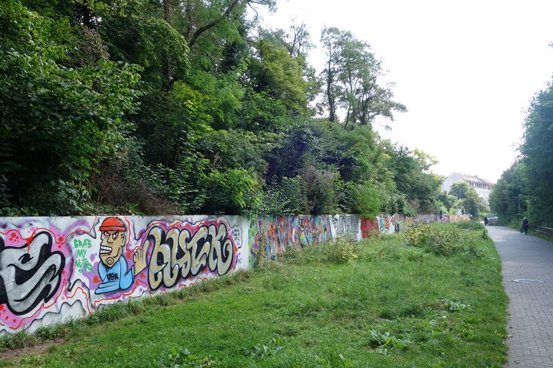 Eine Mauer mit Graffiti