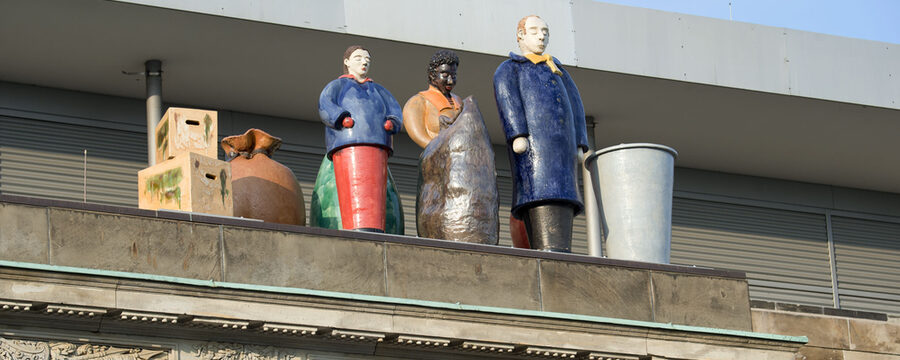 Skulpturengruppe auf einem Portikus