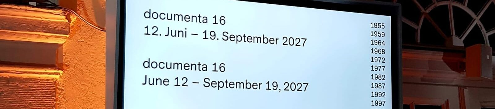 Bildschirm mit Aufschrift. documenta 16 vom 12. Juni bis 19. September 2027
