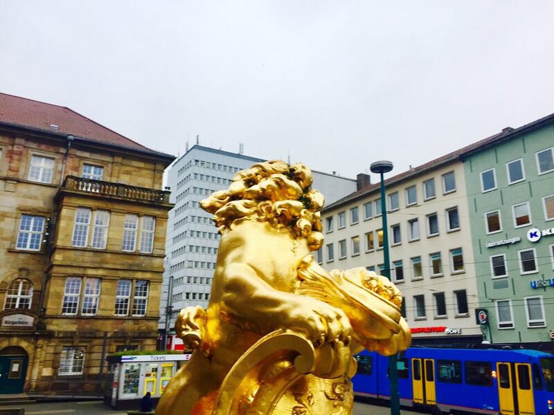 Figur Goldener Löwe vor dem Kasseler Rathaus