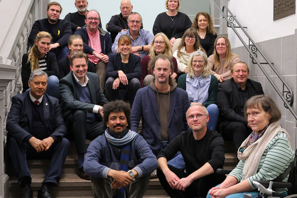 Das Foto zeigt die Mitglieder des „Kulturbeirats der Stadt Kassel“ gemeinsam mit Kulturamtsleiterin Carola Metz sowie Vertreterinnen von Ausländer‐ und Behindertenbeirat im November 2023.