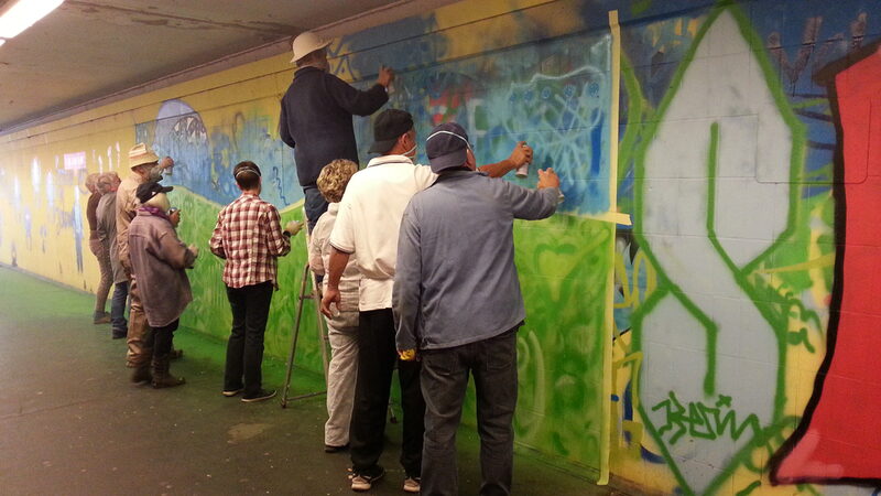 Senioren vor Graffitiwand