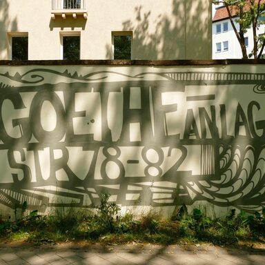Beiges Graffiti an einer Wand mit der Aufschrift Goetheanlage