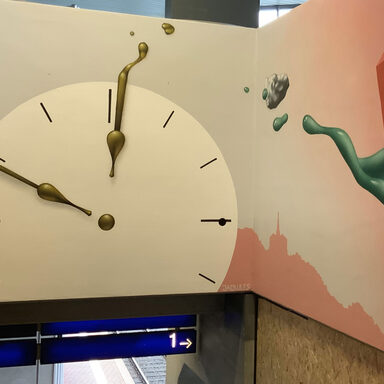 Wandbemalung mit einer Uhr im Bahnhof Wilhelmshöhe