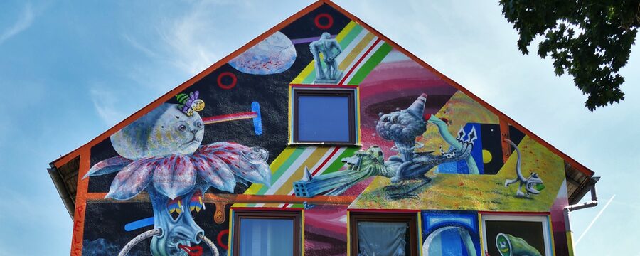 Farbenfrohes und großformatiges Wandbild mit futuristischen Figuren
