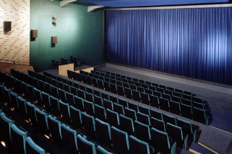 Kinosaal mit Sitzreihen und Vorhang