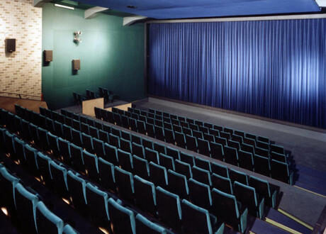 Kinosaal mit Sitzreihen und Vorhang