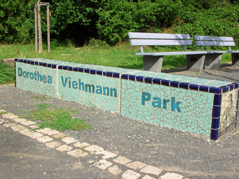 Mosaik-Bank mit Aufschrift Dorothea Viehmann Park