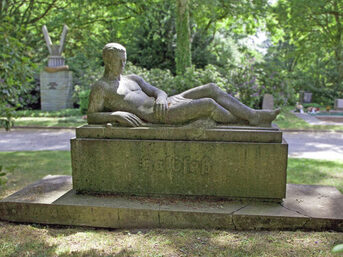 Skulptur eines liegenden Mannes auf dem Hauptfriedhof