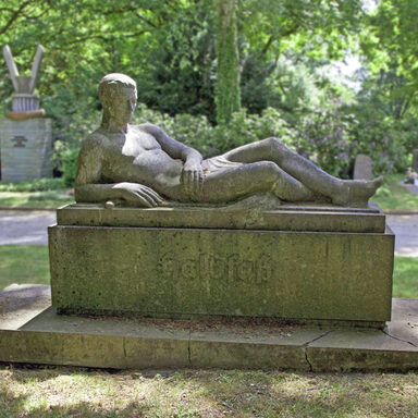 Skulptur eines liegenden Mannes auf dem Hauptfriedhof