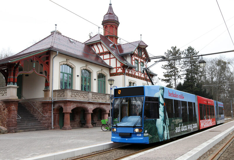 Besucherzentrum Wilhelmshöhe mit Straßenbahn