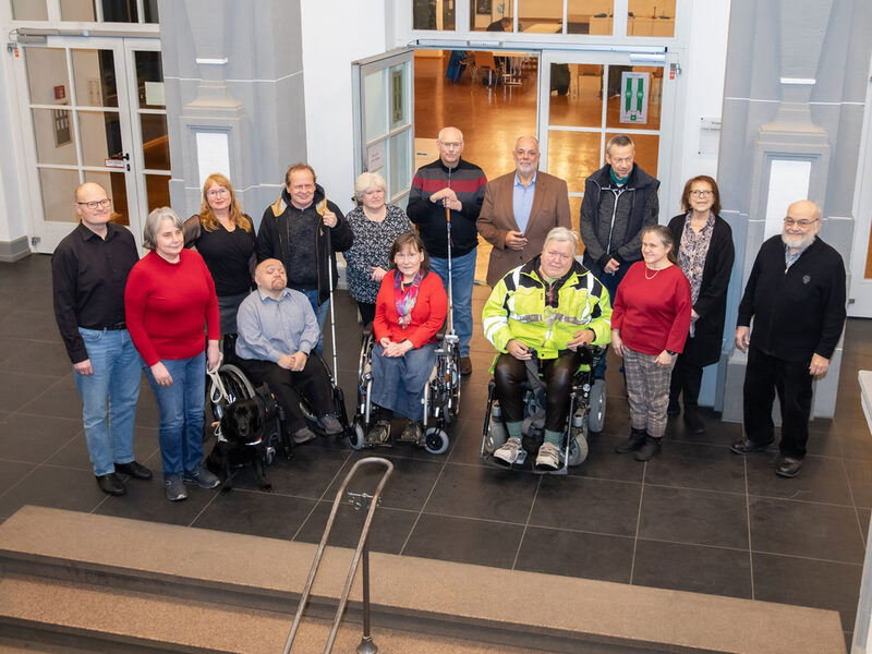 Mitglieder des Behindertenbeirats vor dem Bürgersaat im Rathaus