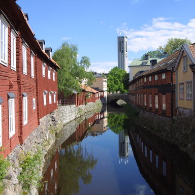 Altstadthäuser in Falun-Rot längs des Svartå