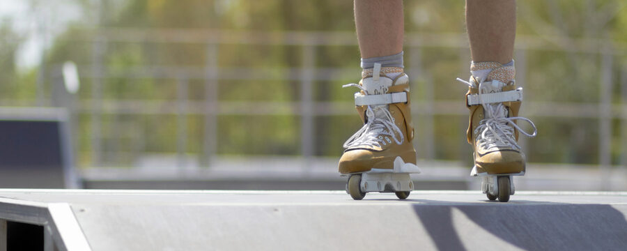 Inline-Skater auf einer Rampe