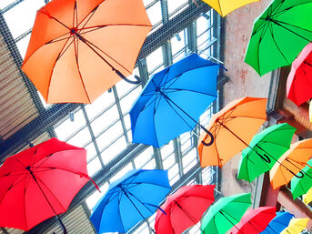 Schirme in den Regenbogenfarben