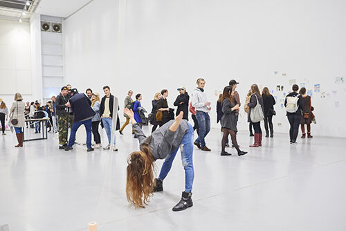 Personen bei einer Ausstellung in der documenta Halle