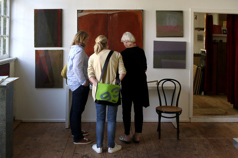 Drei Frauen vor einem Kunstwerk
