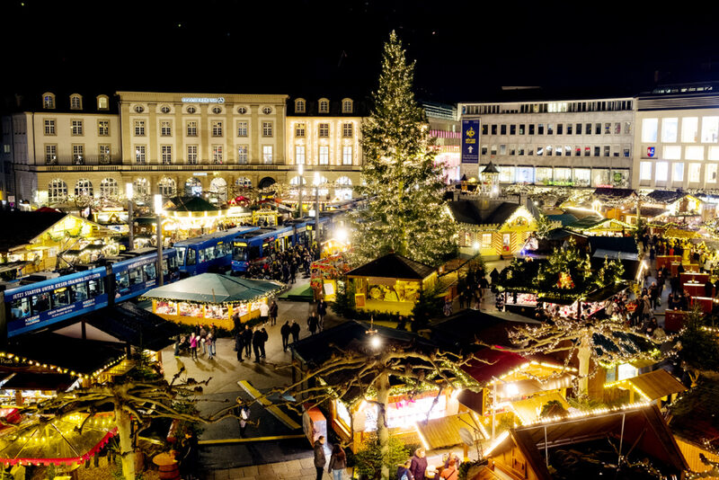 Blick auf den Märchenweihnachtsmarkt auf dem Königsplatz
