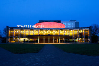 Das in rot und gelb von innen leuchtende Staatstheater