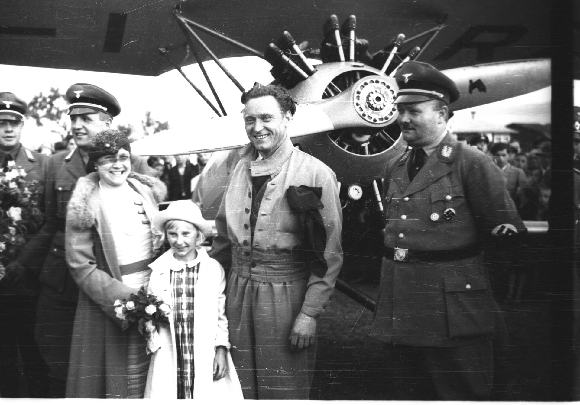 Familie Fieseler vor Flugzeug