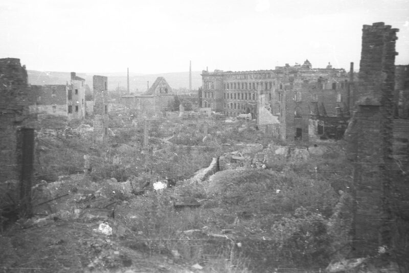 Blick über zerstörte Gebäude