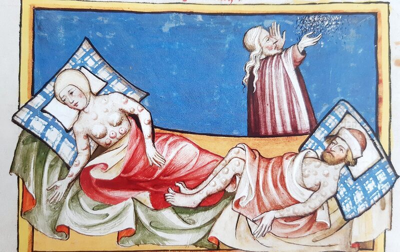 Ein Mann und eine Frau im Bett mit beulen übersät, im Hintergrund ein Mann mit zum Himmel erhobenen Armen