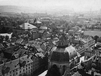 Luftbild in schwarz-weiß zeigt die Oberneustadt mit Rathaus und Karklskirche im Zentrum ca. 1940.