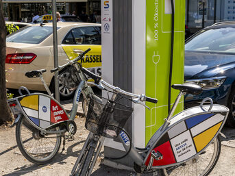 E-Ladesäule und zwei Leihfahrräder am Friedrichsplatz