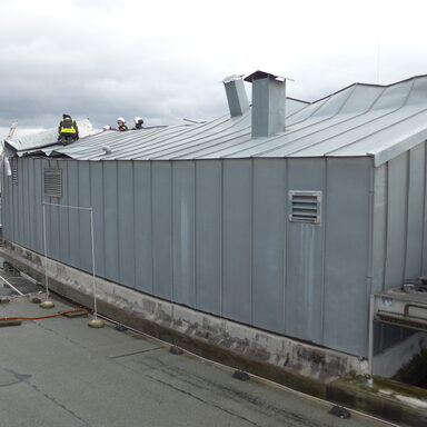 Feuerwehr sichert lose Dachteile