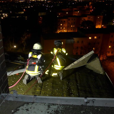 Gesicherte Arbeiten auf dem Dach eines achtgeschossigen Wohnhauses