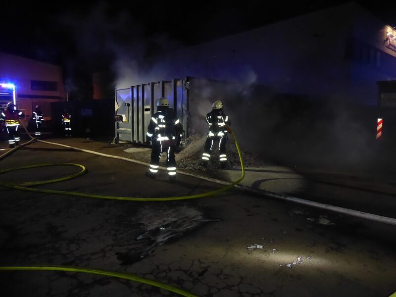Feuerwehrmänner versuchen in der Nacht einen Brand zu löschen