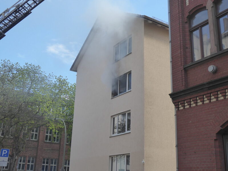 Rauchentwicklung aus Gebäude
