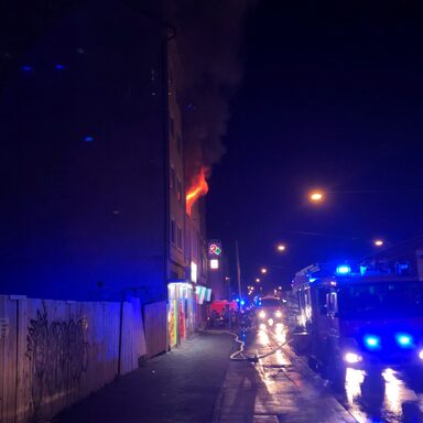 Feuerwehr vor brennendem Gebäude