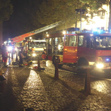 Feuerwehrfahrzeuge an Einsatzstelle