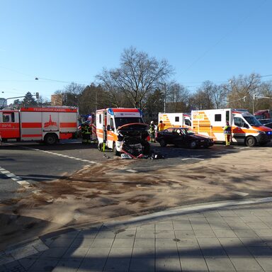 Rettungsfahrzeuge bei Unfall auf der Kreuzung