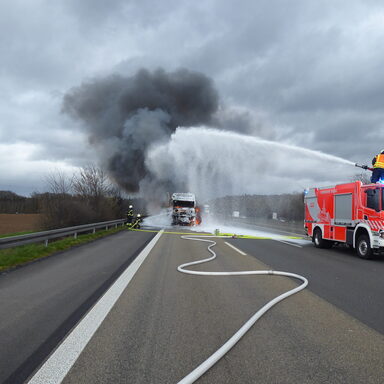 Feuerwehr bei Löscharbeiten auf der Autobahn