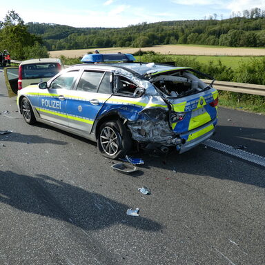 Beschädigtes Polizeifahrzeug nach Unfall