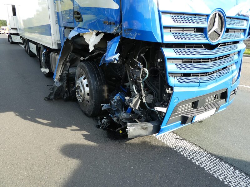 Beschädigter Lastwagen nach Unfall
