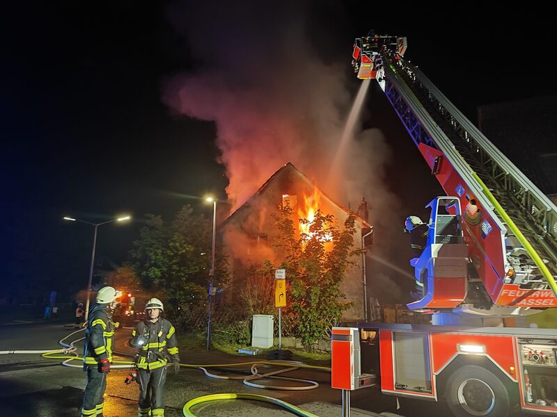 Nacht Feuerwehrleute Löschzug Brand Fachwerkhaus