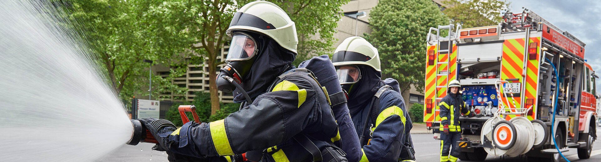 Feuerwehr Kassel bei einem Einsatz mit Wasserspritze
