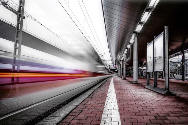 Zug fährt ein im Bahnhof Wilhelmshöhe in Kassel